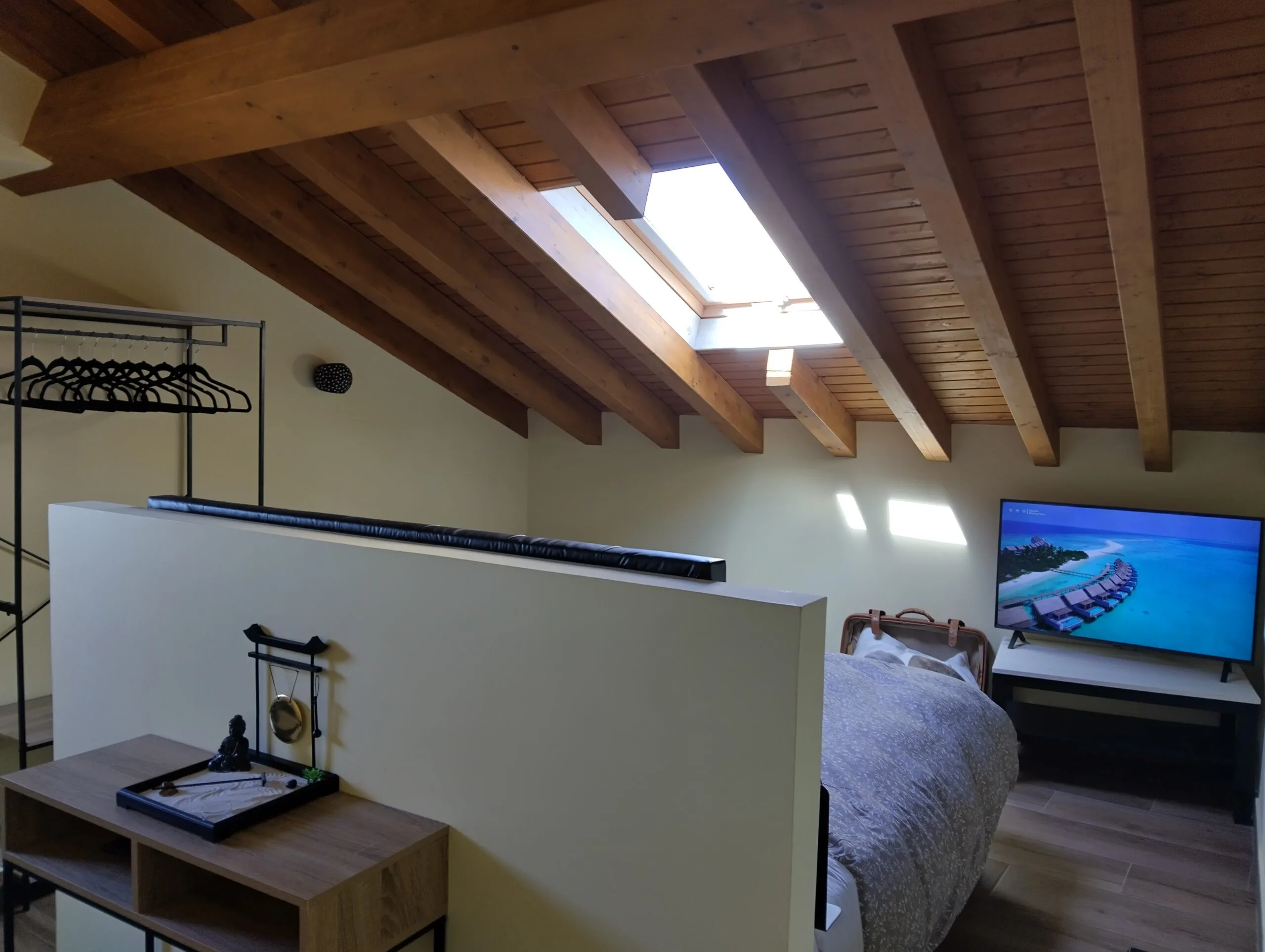 Dormitorio abuhardillado en Casa Rural El Balcón del Castillo