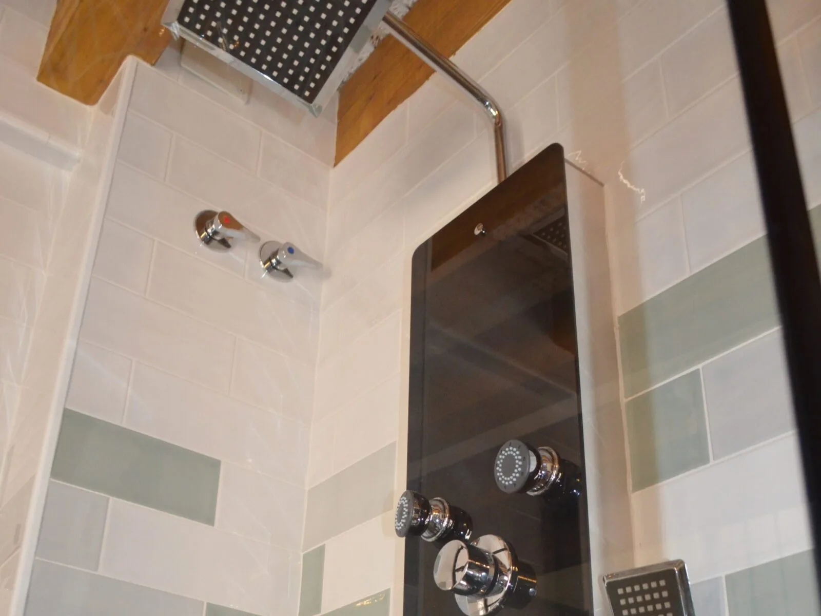 Columna de hidromasaje con efecto ducha en Casa Rural El Balcón del Castillo