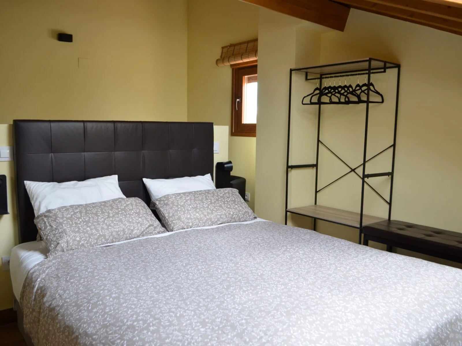 Cama queen size en Casa Rural El Balcón del Castillo