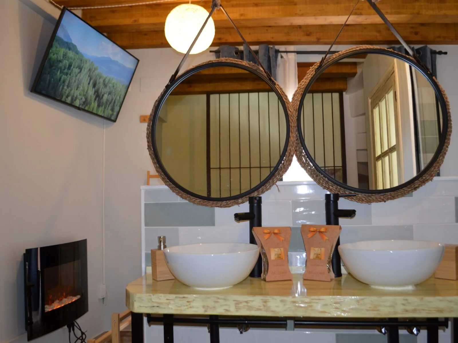 Lavabo doble en Casa Rural El Balcón del Castillo