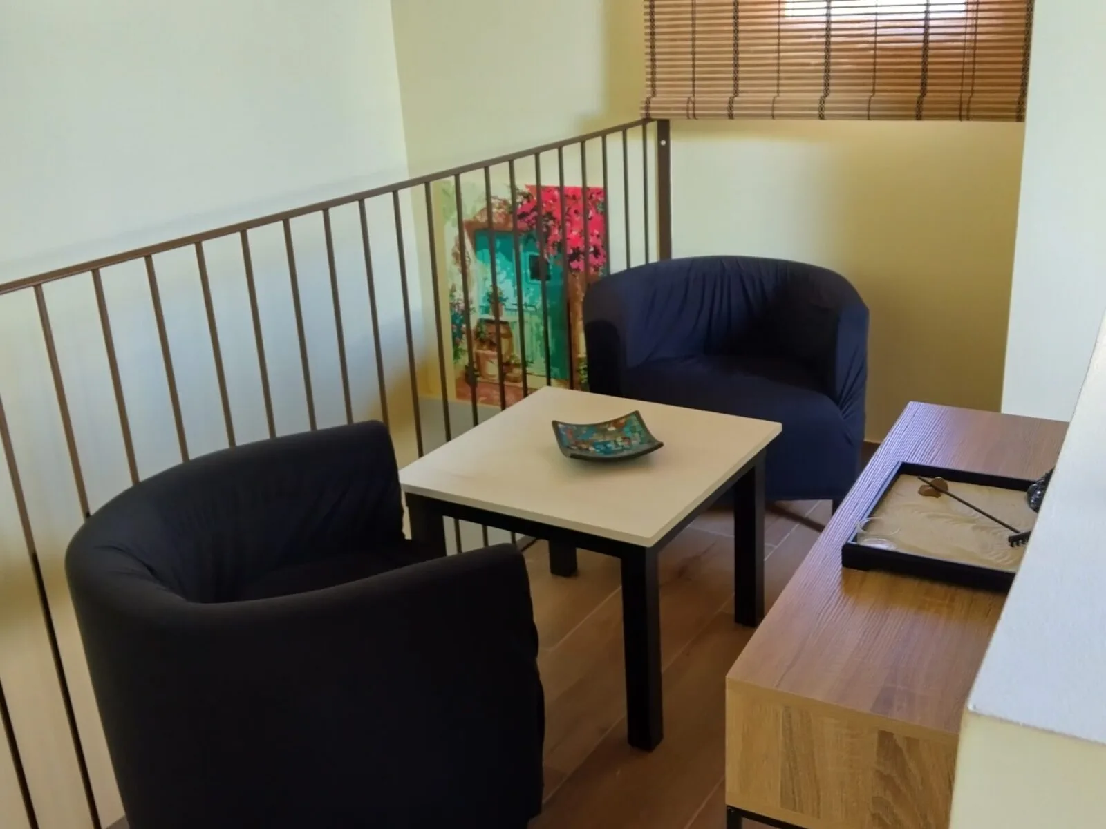 Zona de estar en dormitorio en Casa Rural El Balcón del Castillo